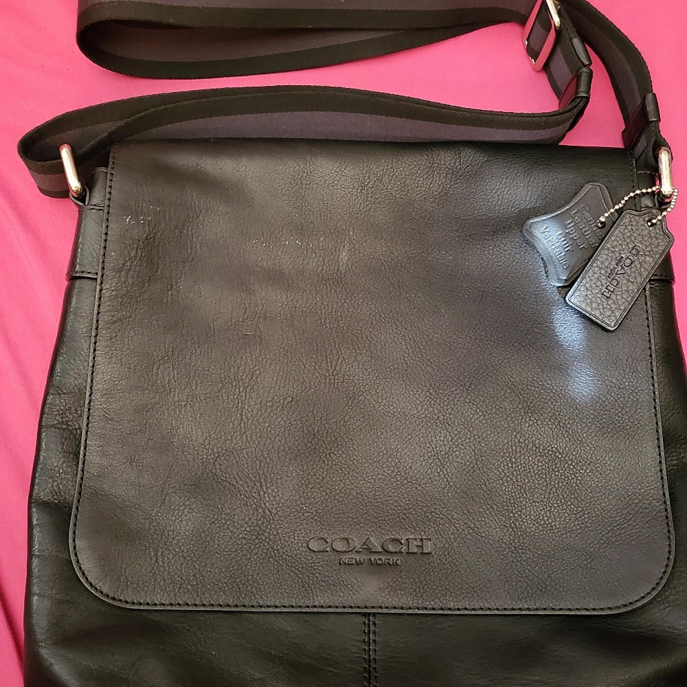 Authentic mens Coach Black Signature calf leather shoulder bag.